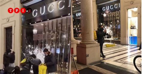 video saccheggio gucci torino|Torino, saccheggiato negozio Gucci in via Roma: due arresti..